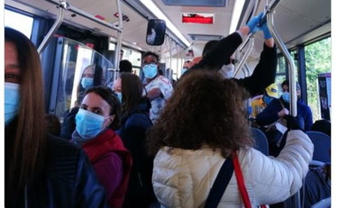 L'autista le chiede di mettere la mascherina. E la nigeriana diventa un furia