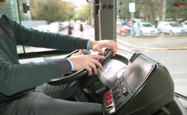 Nigeriano senza mascherina crea il panico sull'autobus