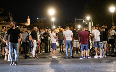 Trastevere choc, ecco la movida infetta: sputi sulle maniglie e pugni di ferro