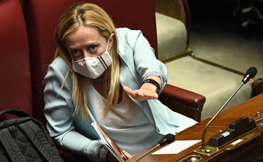 Giorgia Meloni, ecco la fregatura Ue: prima più tasse e solo fra un anno i soldi