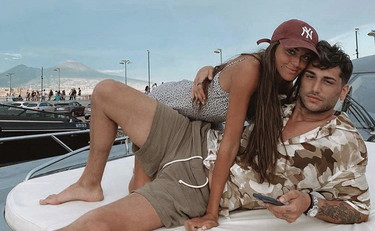 Belen coi fratelli Rodriguez. Ma lui dov'è? Scoppia il giallo