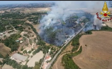 Roma, maxi-incendio a Castel di Guido. E il vento alimenta le fiamme