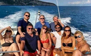 Smascherati, Boschi & Co. in barca ad Ischia abbracciati senza mascherine