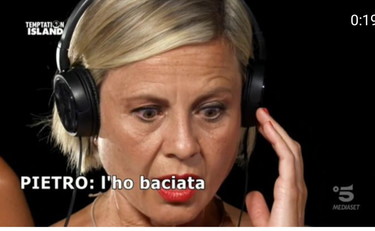 Temptation Island, Pietro bacia una tentatrice e fa la morale a Antonella Elia. I fan insorgono su Wikipedia