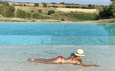 Barbara D'Urso in costume manda in delirio il web