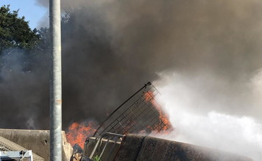 I roghi al campo rom non si fermano. Ancora fiamme a Castel Romano