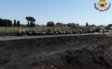 Nove auto a fuoco. Paura e traffico in tilt all'Infernetto