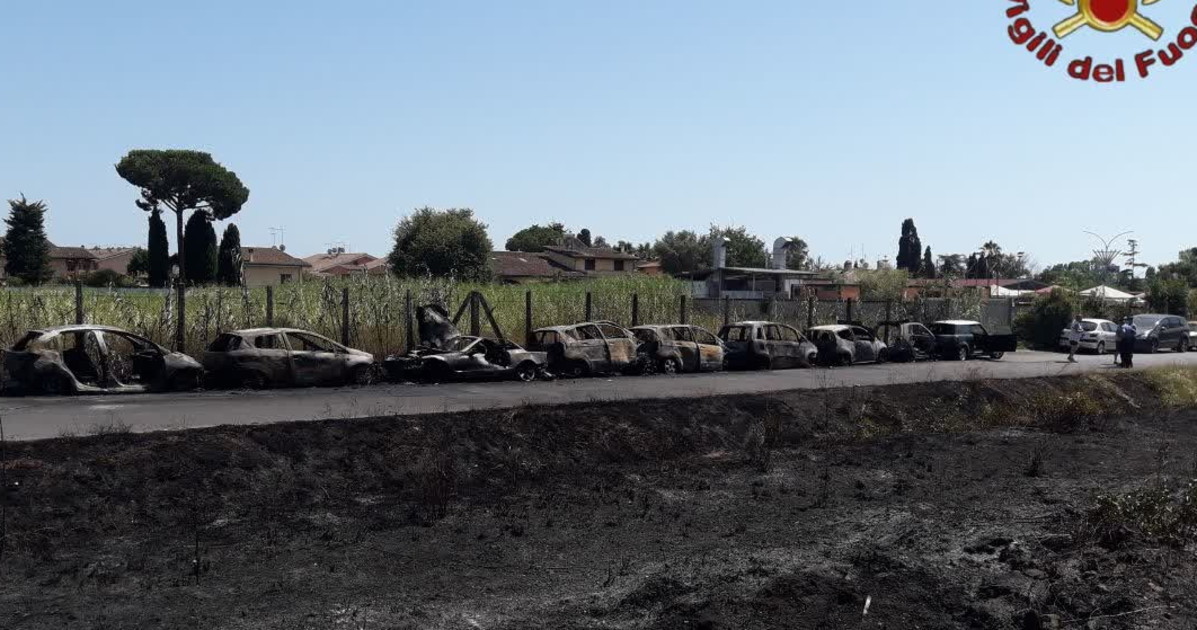 Nove auto a fuoco. Paura e traffico in tilt all'Infernetto – Il Tempo