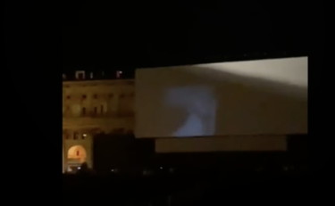 Fuori programma in piazza Maggiore: sul maxischermo c'è un film a luci rosse