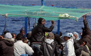 >>>ANSA/ARRIVI SENZA SOSTA, A LAMPEDUSA E' ALTA EMERGENZA