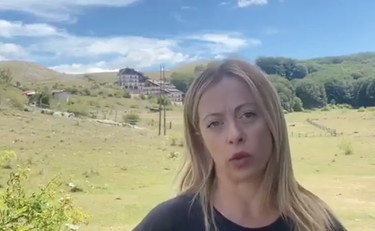 Giorgia Meloni e i sondaggi, freccia ai gufi della sinistra: non vi salva nessuno