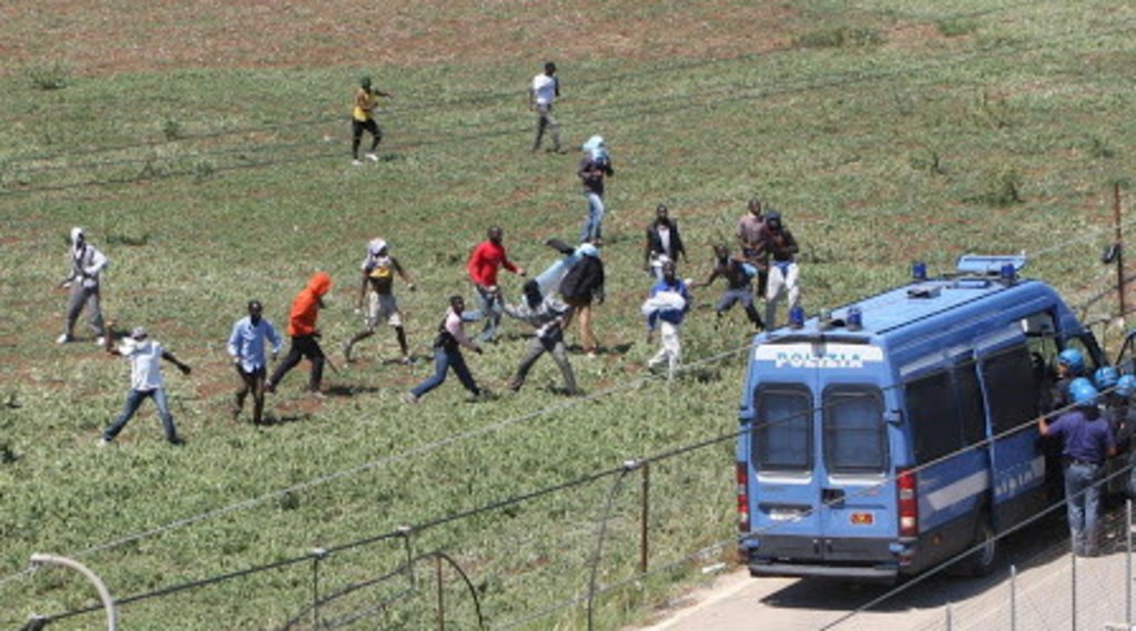 Fughe di massa e sbarchi a raffica. Esplode la bomba migranti