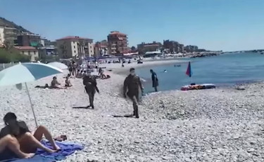 Mascherine e distanziamento: l'esercito scende in spiaggia, Ventimiglia blindata