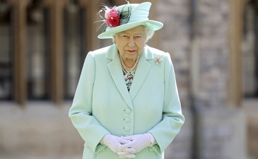 Bordata a Meghan Markle. Il ritratto della regina ha un messaggio nascosto