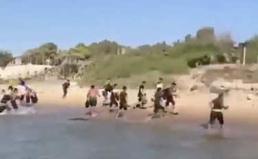 Sbarcano tra i bagnanti e si danno alla macchia. Salvini umilia il governo sui migranti