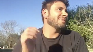 Ora Alessandro Di Battista fa il barista in spiaggia tra fritture e politica