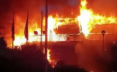 Marina di Montalto, le fiamme divorano l'albergo Margherita