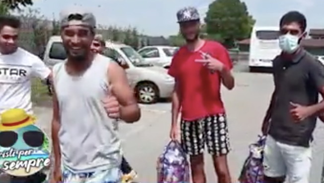 E questi fuggono dalla guerra? Salvini mostra la vergogna dei migranti-turisti