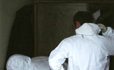 gli uomini del ris nella casa dell'anziana morta strangolata