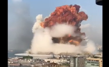 Esplosione a Beirut, la pista dell'attentato. Ecco i video che scatenano i social