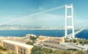 In alto un'immagine di come sarà il Ponte sullo Stretto di Messina