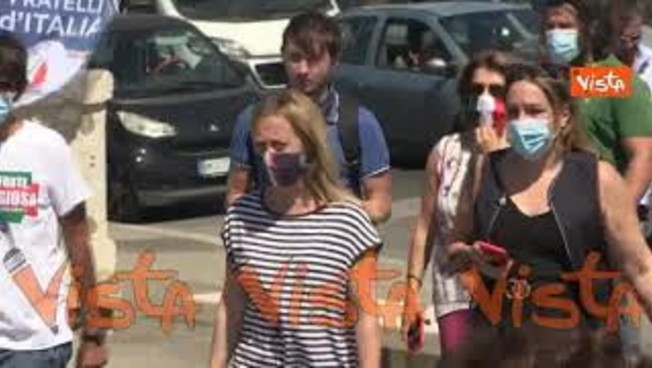 Granita per chi raccoglie la plastica in spiaggia, l'iniziativa di Fdi per l'estate