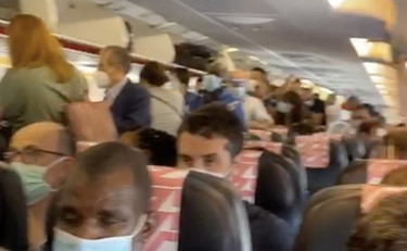 Alla faccia del virus. Tutti ammassati sul volo AirFrance da Parigi a Roma