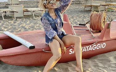 E come l'anno scorso sul mare col pattino. Barbara d'Urso sexy in vacanza