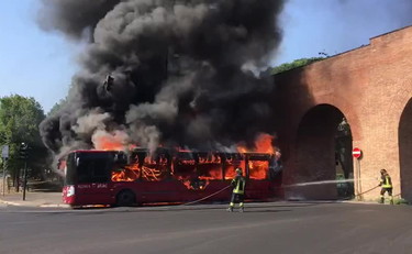 Un altro autobus flambé a San Lorenzo. L'Atac va a fuoco