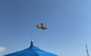 Incendi a Roma, ecco i Canadair in azione sul mare di Fregene