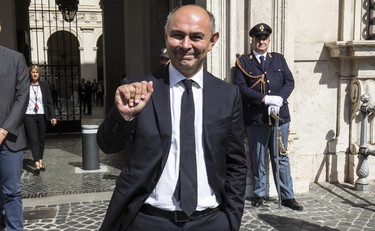 Il sottosegretario si dimette contro la Azzolina. Ma cambia solo ministero