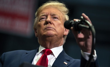 Il problemone di Trump con la doccia. E lo risolve con una legge