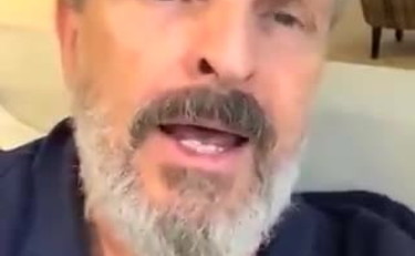 Miguel Bosé incita i ragazzi alla rivolta anti-mascherina: 