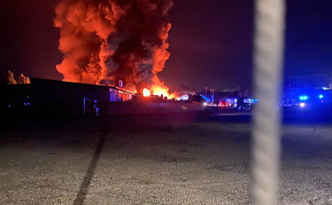 Nube tossica ad Ardea, il sindaco: Non uscite di casa