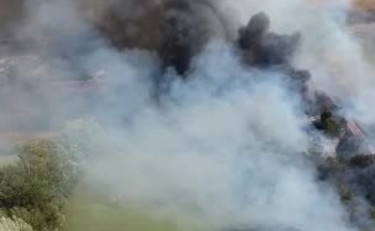 Incendio a Roma Nord, così l'elicottero passa sull'inferno di fuoco | VIDEO