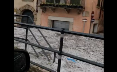 Nubifragio a Verona, strade sommerse da acqua e ghiaccio: il video choc