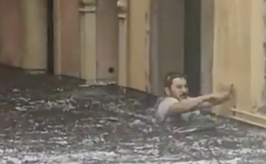 Verona, con l'acqua fino al collo nella strada sommersa