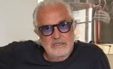 Non vi avvicinate o vi attacco tutto. Cosa dice Briatore davanti a casa Santanché