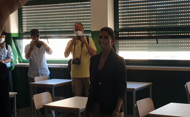 La Raggi consegna i primi banchi monoposto al liceo Augusto