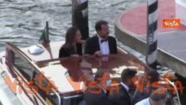 Salvini arriva alla Mostra del Cinema a Venezia, il bacio con Francesca Verdini sul motoscafo