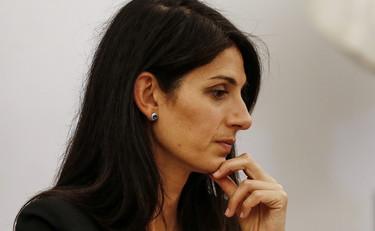 Virginia Raggi si butta a sinistra. E Alemanno la querela