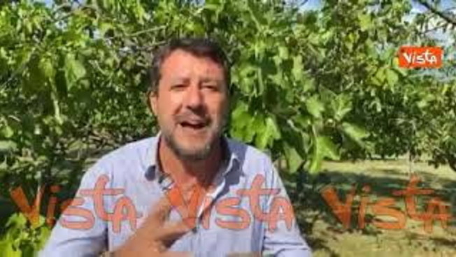 Salvini mostra camicia strappata e rosario rotto dopo l'aggressione a Pontassieve