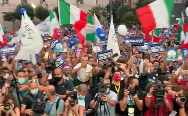 Salvini, marea umana a Napoli: l'incredibile piazza per il leader della Lega