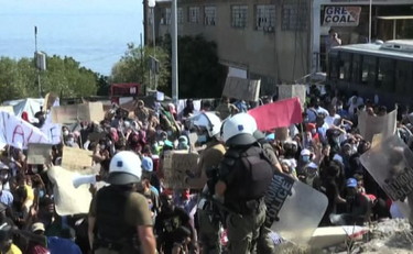 Tensione a Lesbo, la polizia lancia lacrimogeni ai migranti