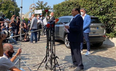 Berlusconi dimesso dal San Raffaele “Anche stavolta l'ho scampata”