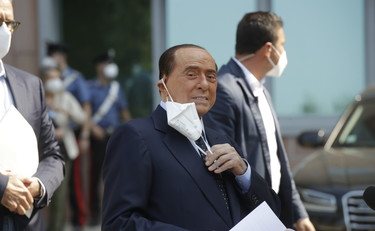 La prova più pericolosa della vita. Berlusconi esce dal San Raffaele