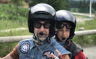 Uccide il figlio di 11 anni poi si spara. Sui social spiega perché