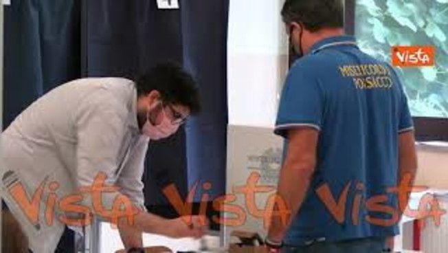 Salvini al voto, dimentica di sanificarsi le mani , poi ai cronisti: “Ciumbia! lo farò subito”