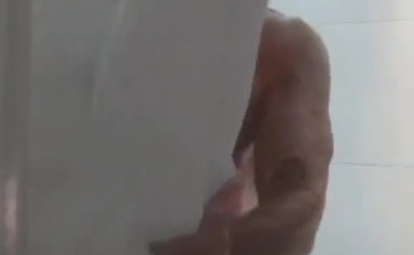 Stefano De Martino da urlo  esce nudo dalla doccia