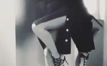 Pamela Prati, si diverte così: giochi da sensualona allo specchio